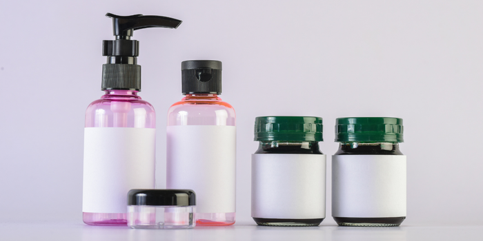 Различные флаконы для косметики с пустыми этикетками для частной торговой марки.