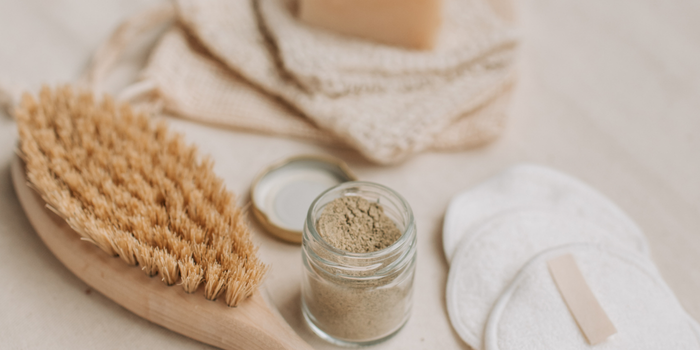 Сухая щетка для тела, травяная косметическая пудра и многоразовые ватные диски.