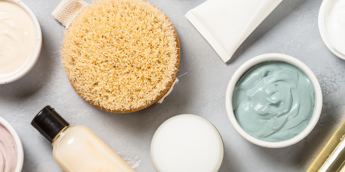 Презентация натуральных щеток для ванны, контейнеров для кремов и лосьонов, а также спа-продукции.