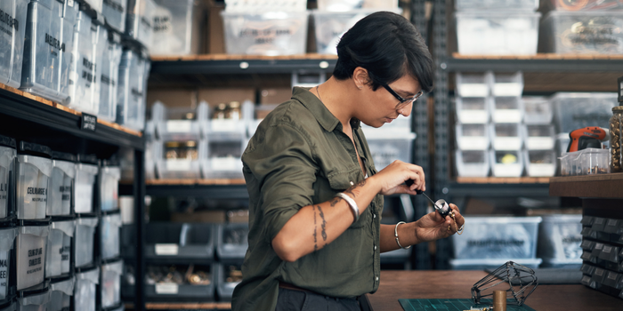 Основатель косметического бренда разрабатывает компоненты продукта в мастерской