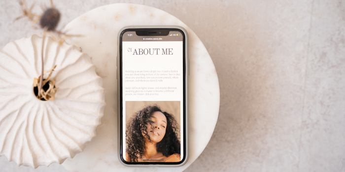 Мобильный телефон с разделом «Обо мне» на сайте личного косметического бренда