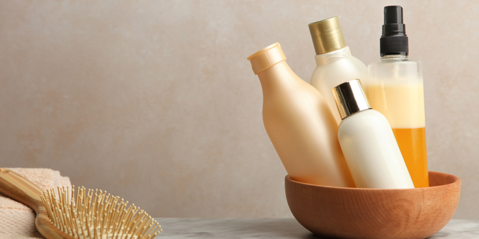 Saç fırçası eşliğinde doğal saç bakım şampuanları ve kremleri