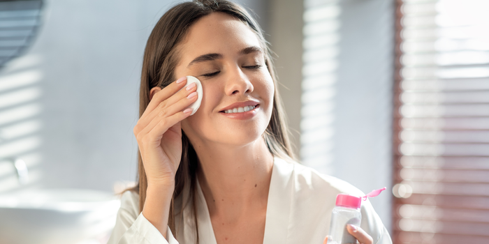 Женщина очищает лицо мицеллярной водой
